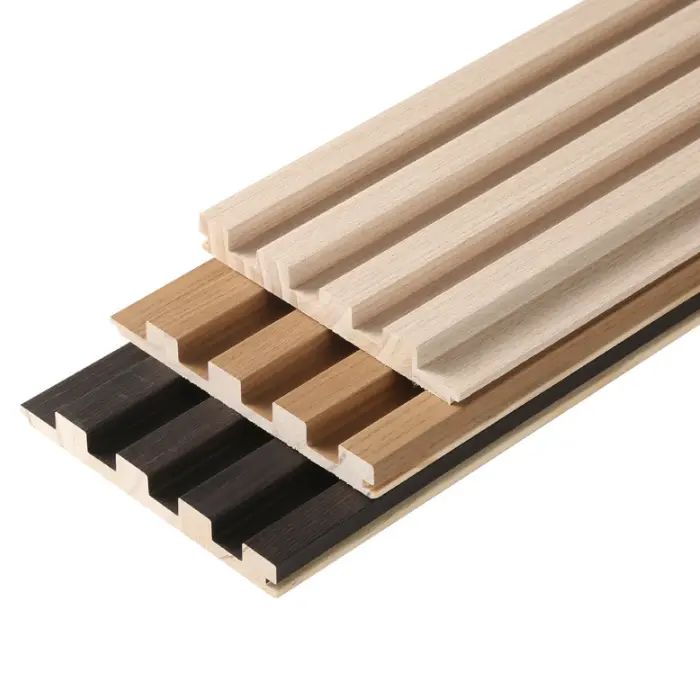Qual painel de parede de ripas resolve problemas interiores modernos sem complicar a instalação?